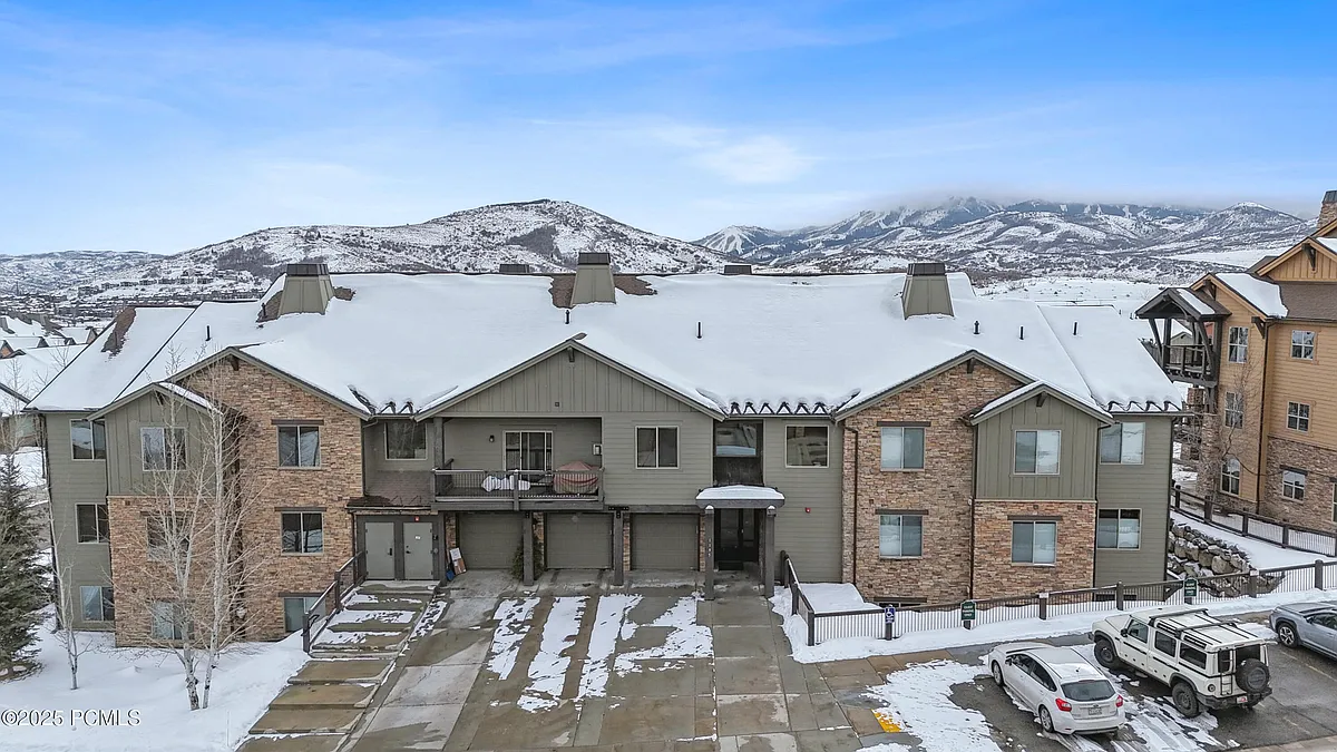 Building Photo - 1195 W Black Rock Trl #37-D
