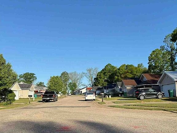 Exterior Neighborhood (street photo)