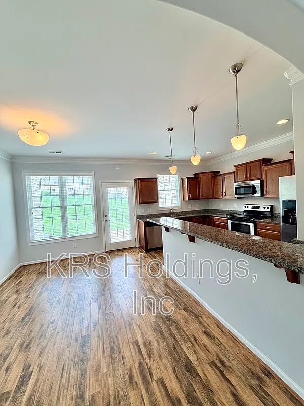 3 bed, 3.0 bath, 1324 sqft, $1,695 — Photo 4