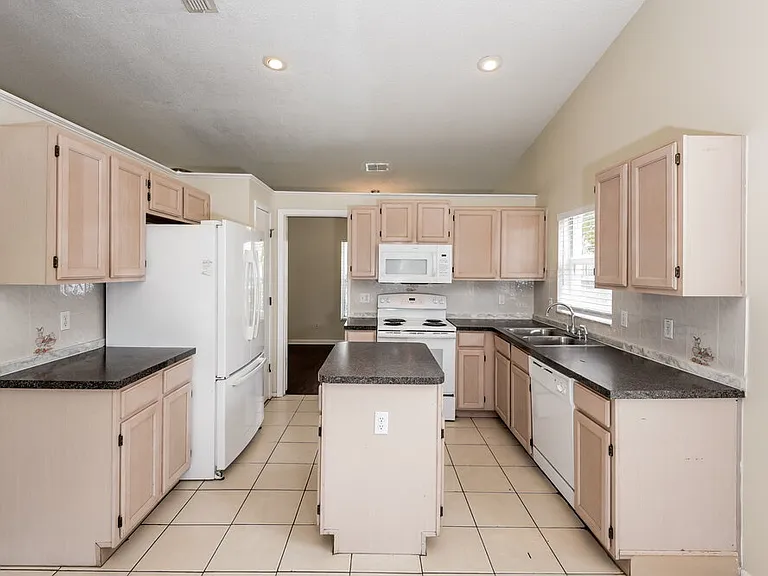 2640 Rolling Broak Dr — Photo 7