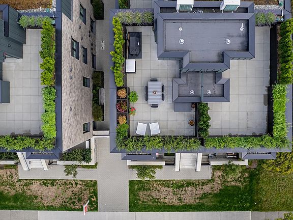 3rd image of 157 King Edward Ave W #102