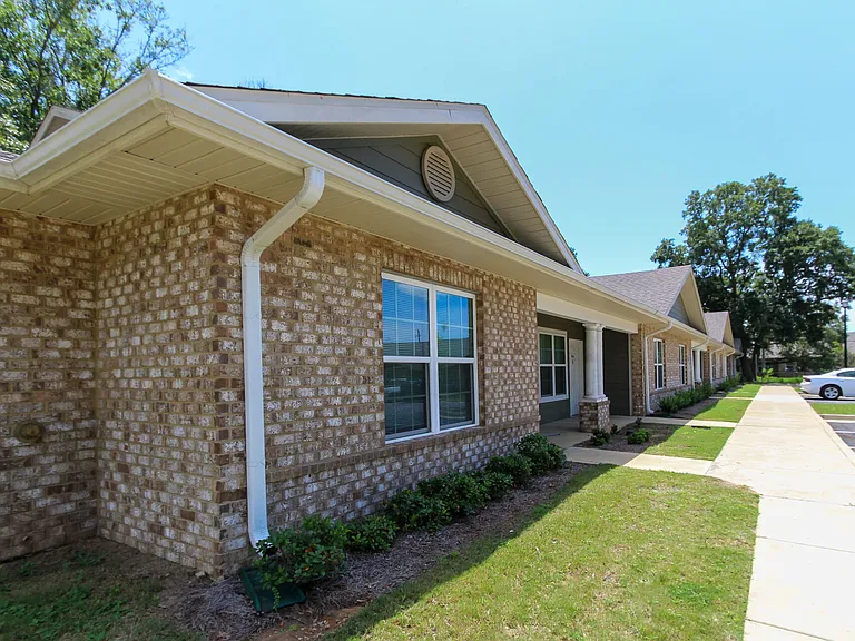 South Oak Apartments — Photo 14