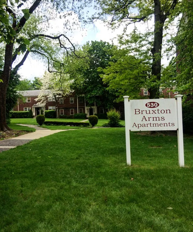 Bruxton Apartments — Photo 1