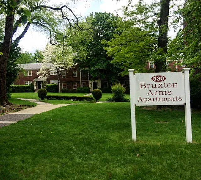 Bruxton Apartments — Photo 1