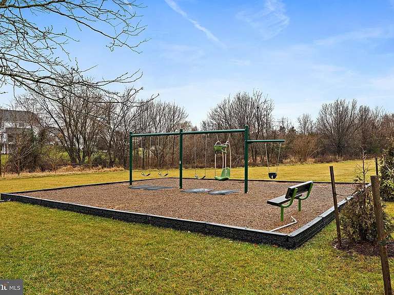 21922 Hyde Park Dr — Photo 49