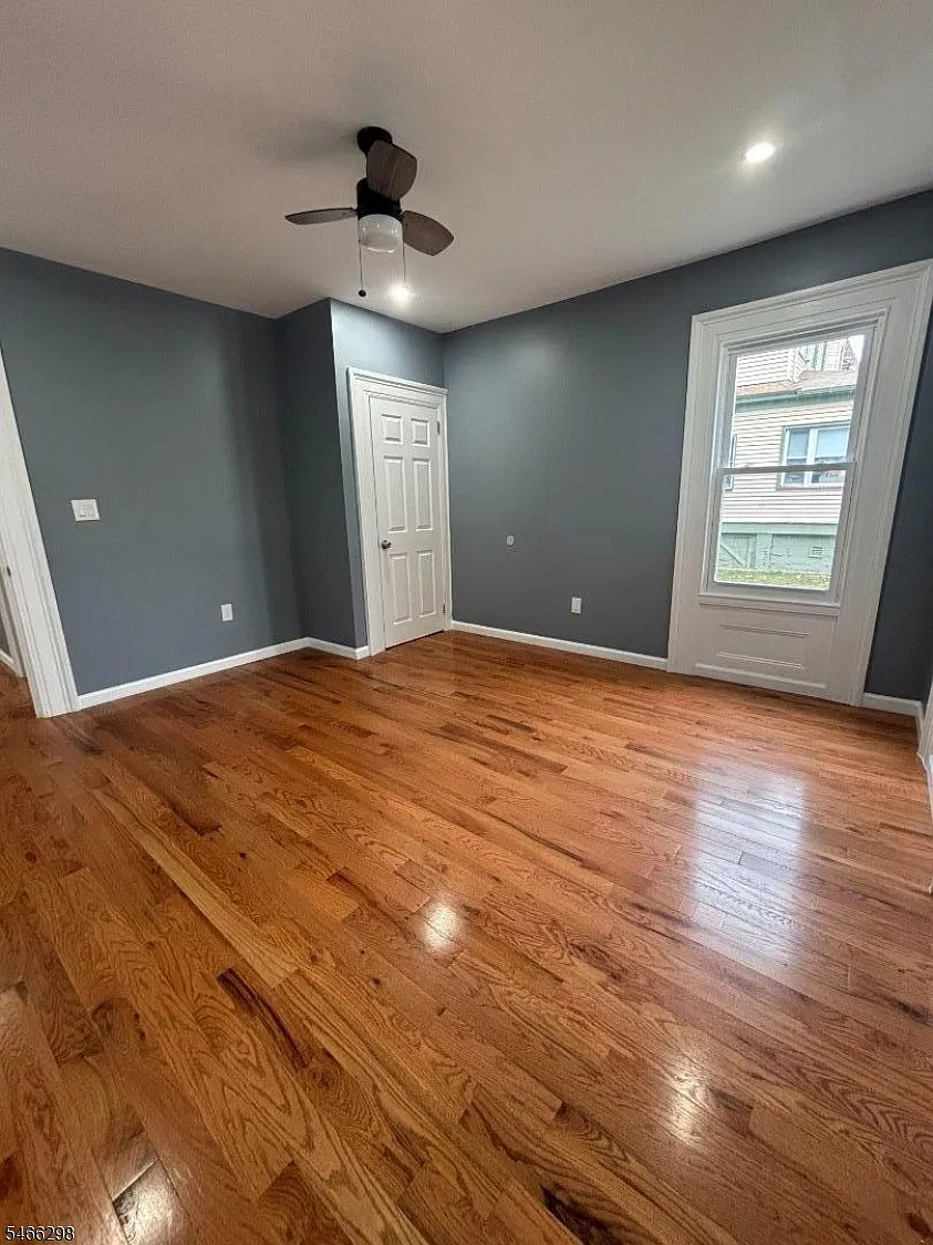 3 bed, 1.0 bath, 1300 sqft, $3,800 — Photo 4