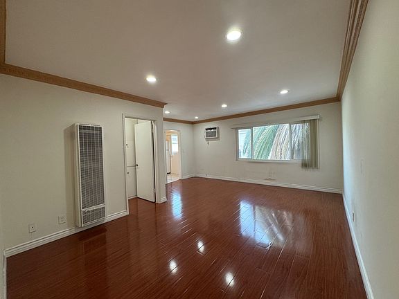 3rd image of 1624 N Alexandria Ave APT 6