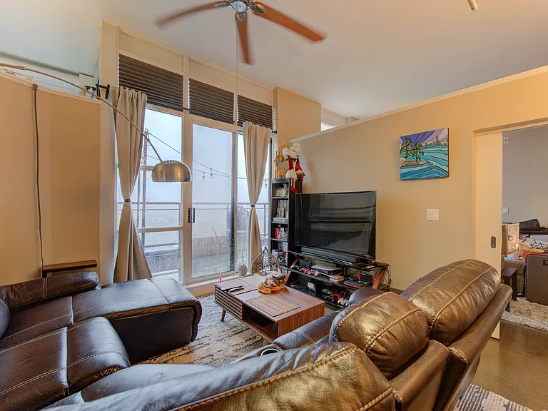 404 King St W #607 — Photo 7