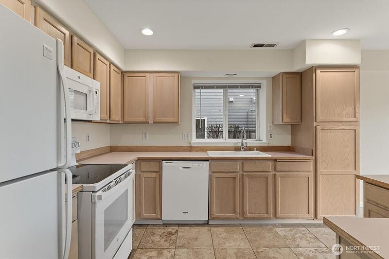 4th image of 2305 W Woodin Ave #2E