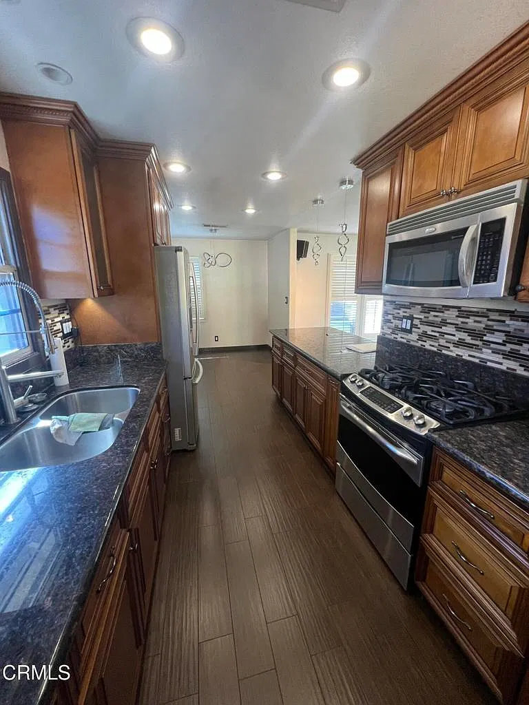 2 bed, 1.0 bath, 841 sqft, $2,700 — Photo 2