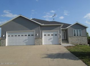 407 9th St NW, Dodge Center, MN 55927