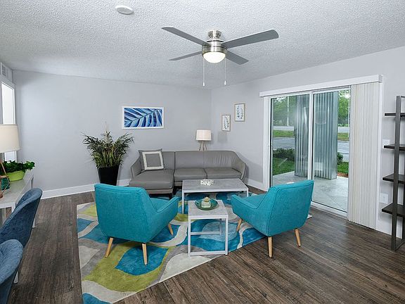 Mandarin Bay Apartments - Living Room