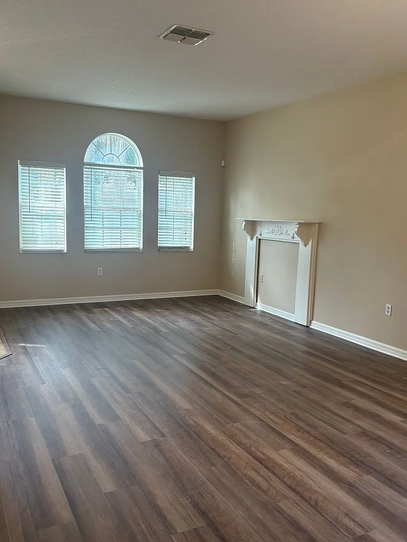 Beautiful 4-Bedroom Home in Desirable Sawgrass Subdivision — Photo 4