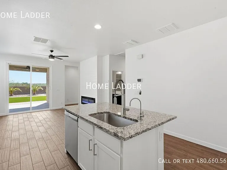 2713 N Camden Dr — Photo 11