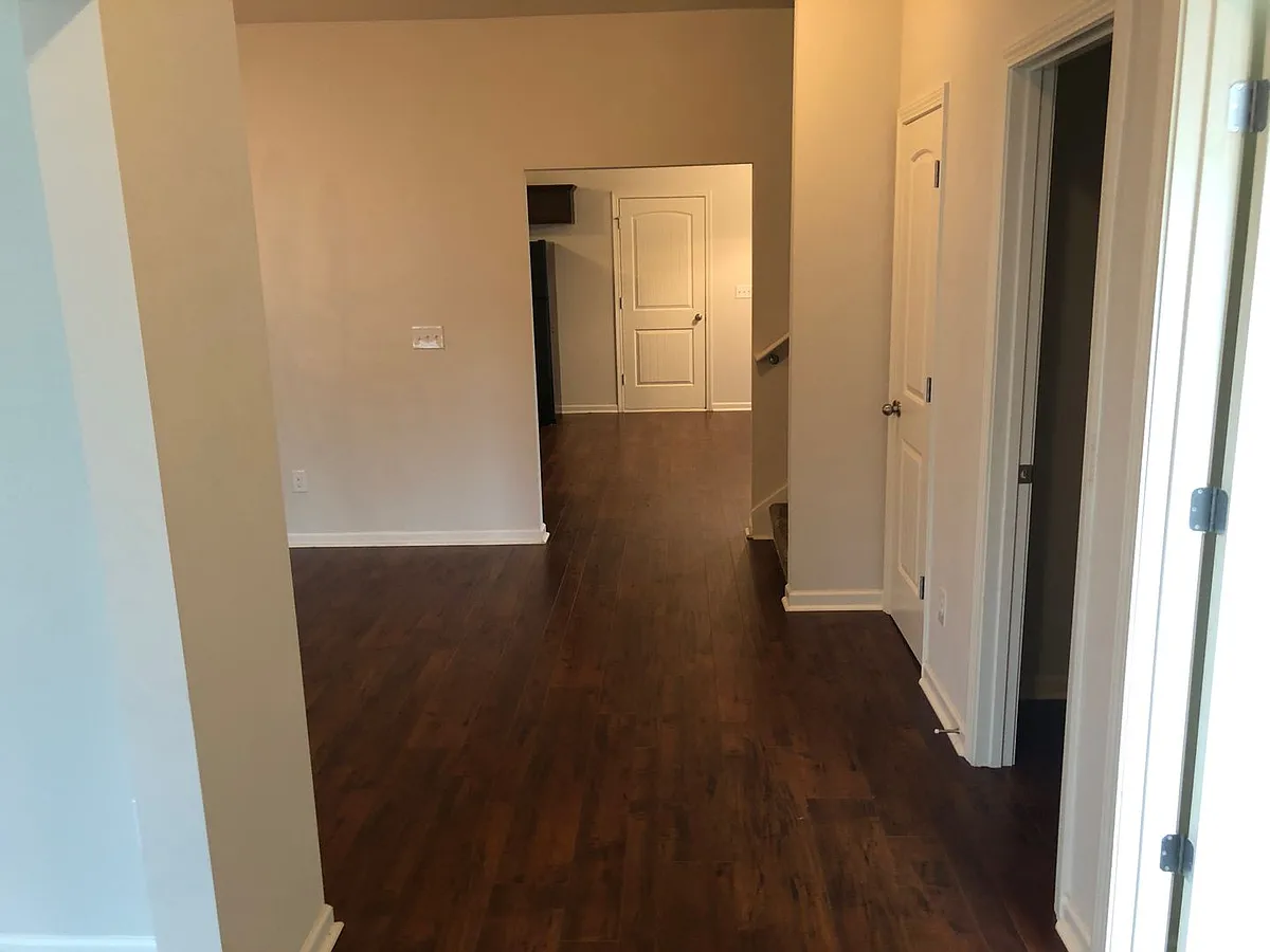 Building Photo - 517 Tulip Ln