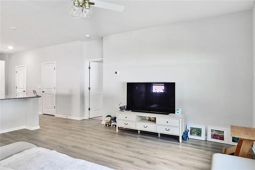 4 bed, 3.5 bath, 2257 sqft, $2,700 — Photo 4