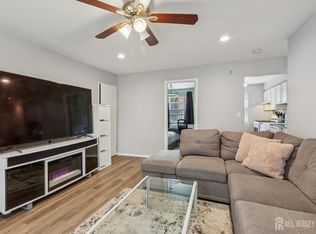 37 York Dr APT 6A, Edison, NJ 08817