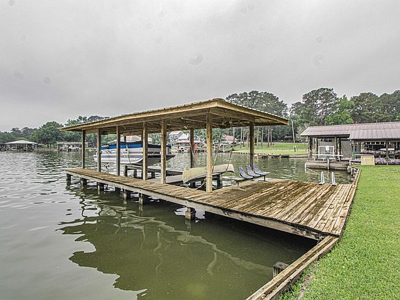 2nd image of 200 Lakefront Dr