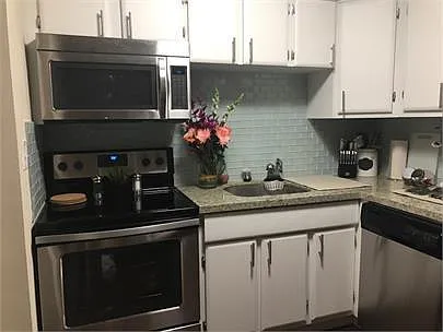 Topanga Canyon - 2255 NE 51st St — Photo 3