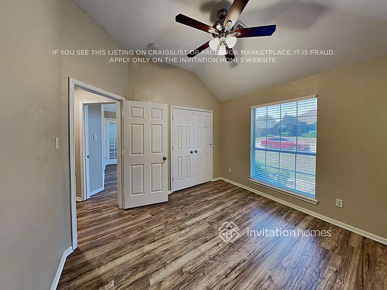 1046 Essex Dr — Photo 11