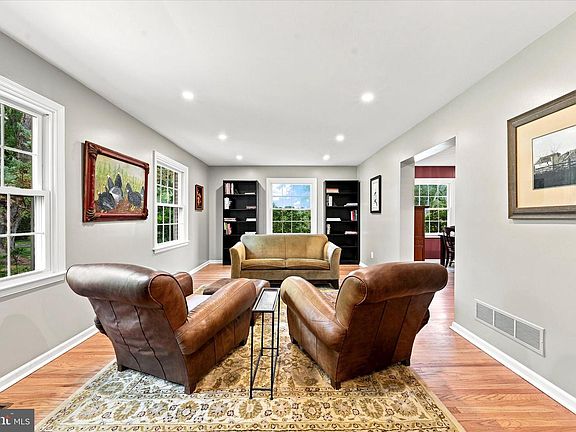2nd image of 7 Manor View Cir