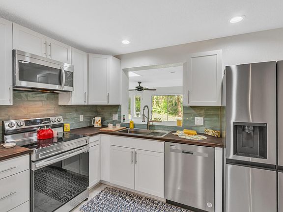 3rd image of 12 N Saint Andrews Dr