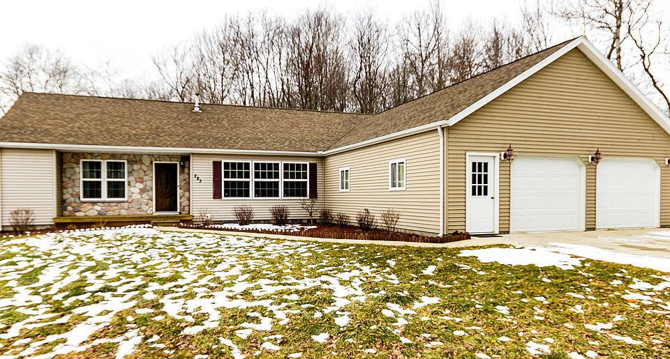 Great Home waiting for you!!!  Open Floor plan great for entertaining!! 3 bedrooms 2 full baths all on 8.68 ac. This pretty piece of property  is great for enjoying wild life or... if you have horses bring them home!!! There is a great location for you to build your barn and have your horses to enjoy at all times....