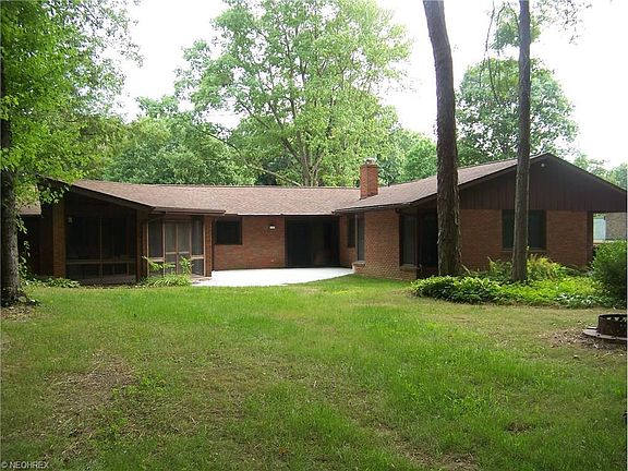 2nd image of 1438 Hickory Ln