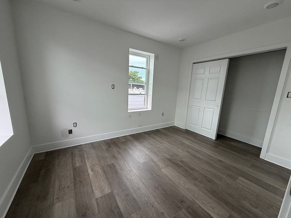2nd image of 3224 W Oxford St #4