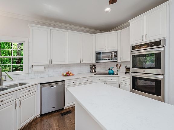 4th image of 194 Brook Trace Dr