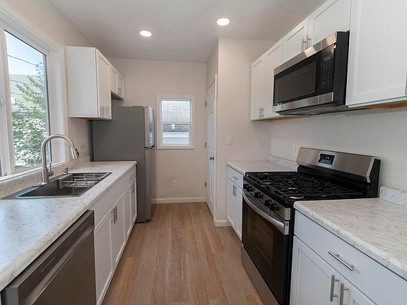 4th image of 111 Campbell St