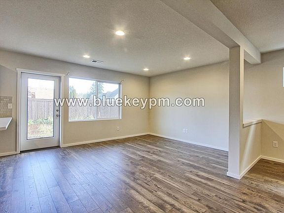4th image of 721 NE 138th Pl