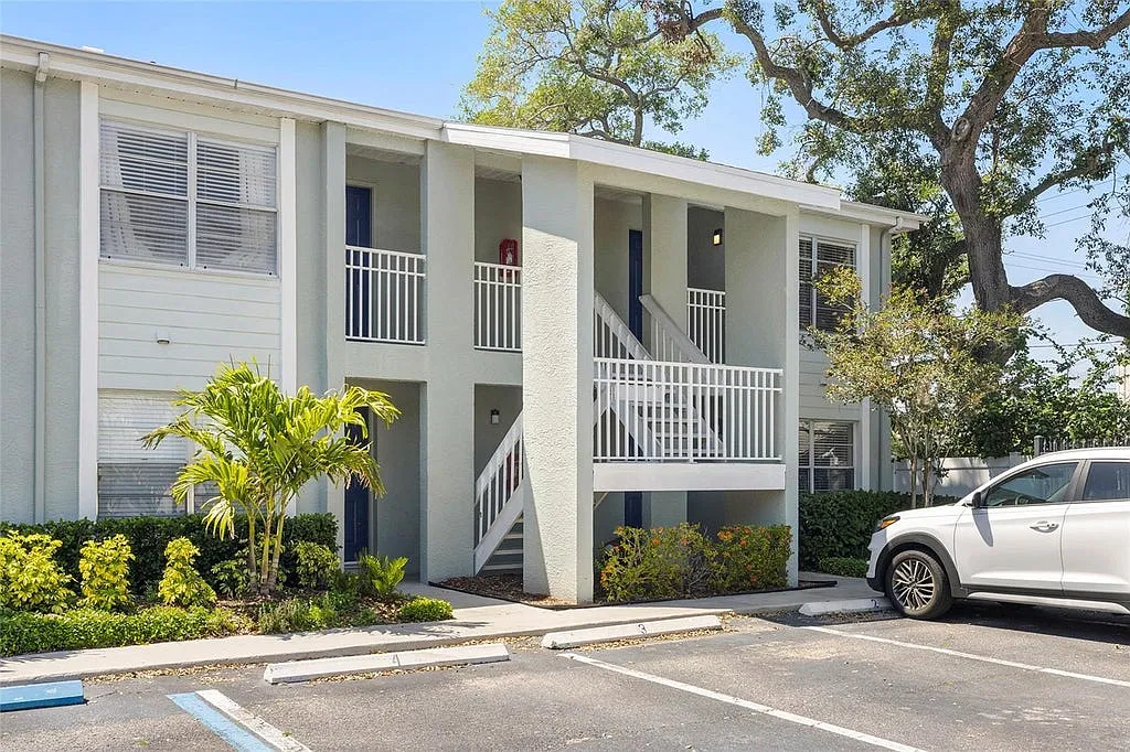 2 bed, 884 sqft, $1,550 — Photo 2