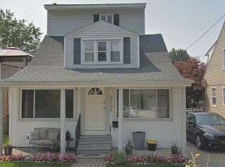 22504 Beach St, Saint Clair Shores, MI