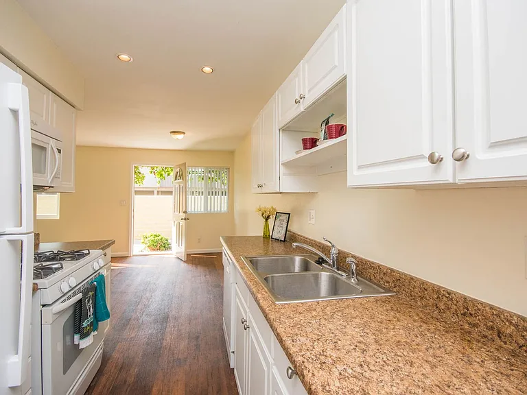 Breakwater Townhomes — Photo 13