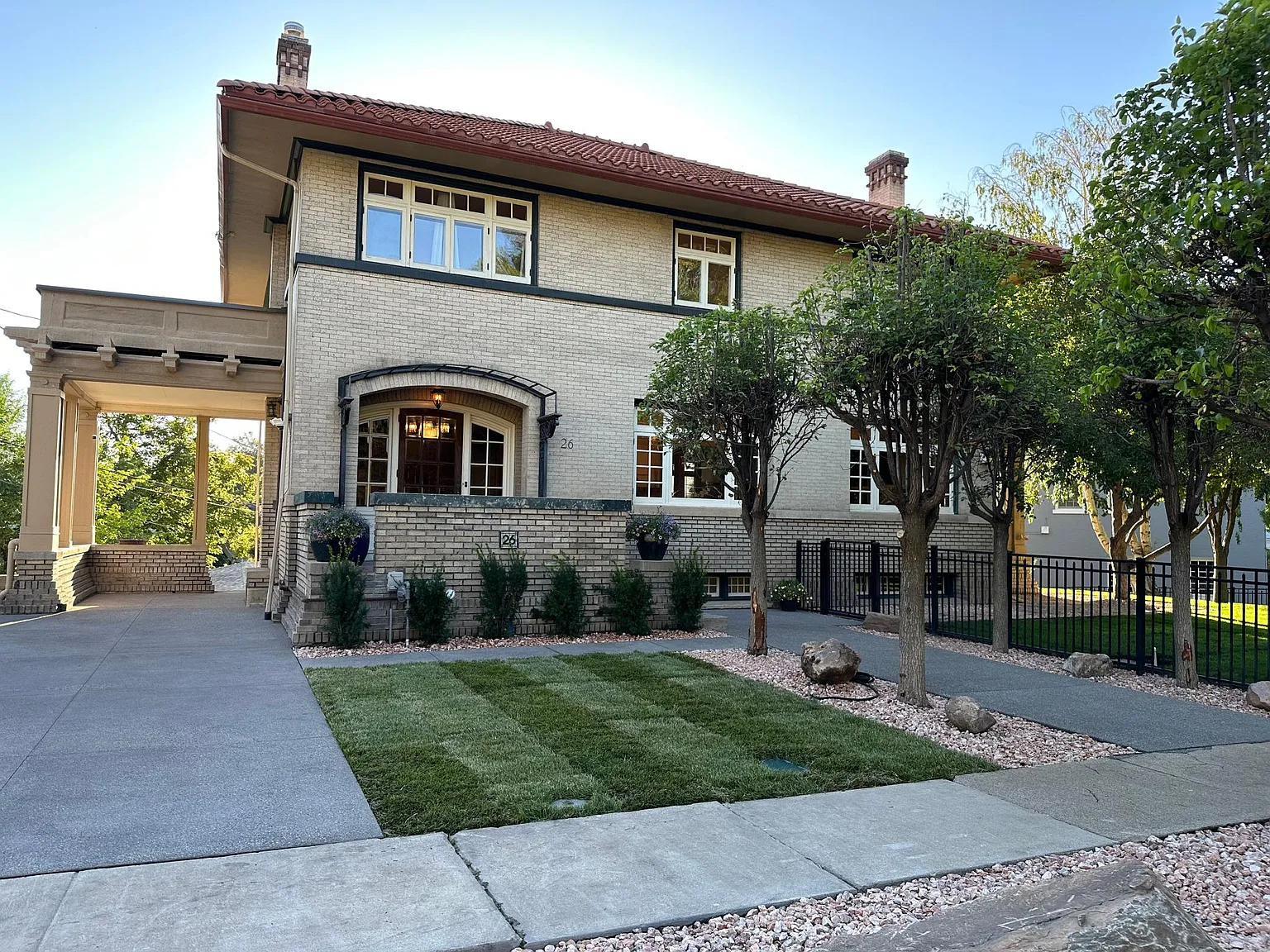 5 bed, 4700 sqft, $850 — Photo 2