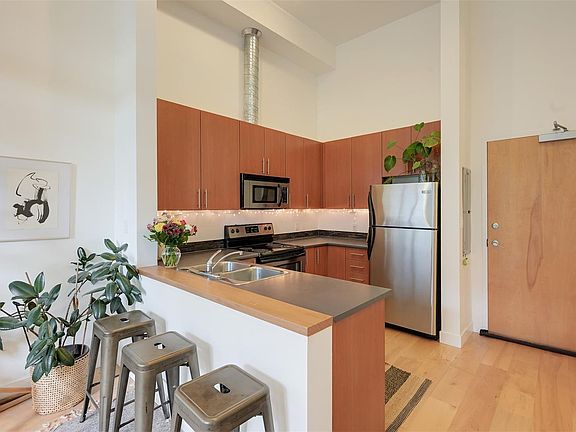 5th image of 797 Tyee Rd #107