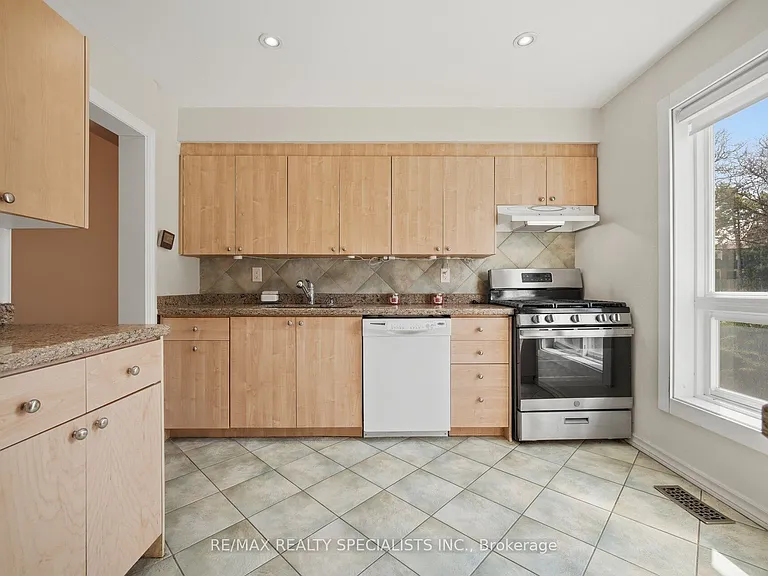 701 Burnhamthorpe Rd #106 — Photo 8