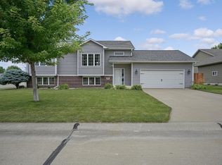 681 Meadowlark Cir, Dakota Dunes, SD 57049
