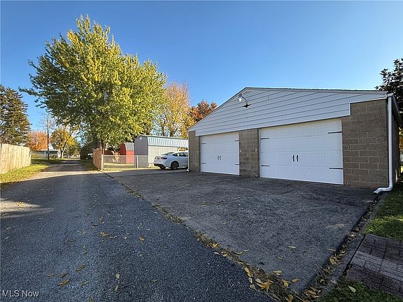 3rd image of 3307 Elm St