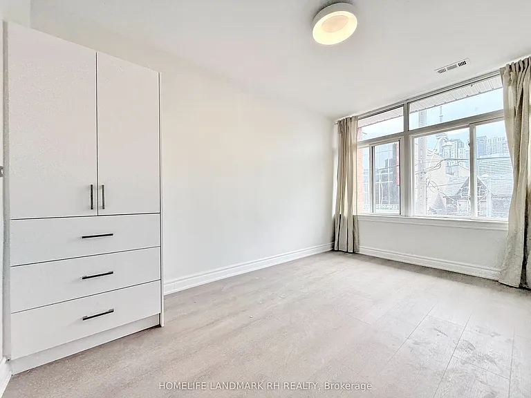 414 Dundas St W #201 — Photo 12