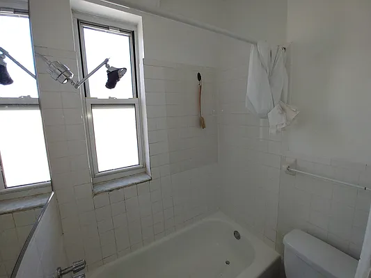 Rented by Halvatzis Realty | media 14