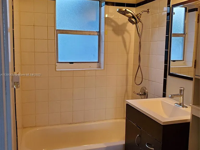 811 S Broadway — Photo 35