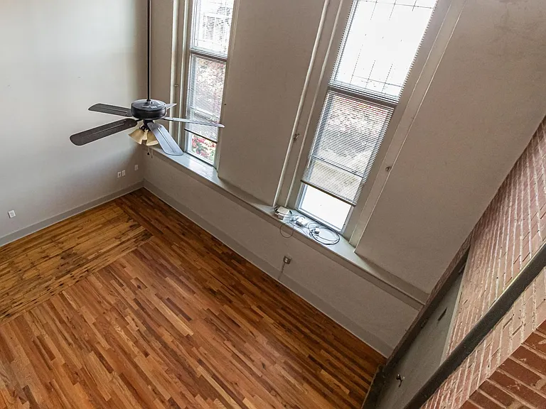215 Nash St E — Photo 22