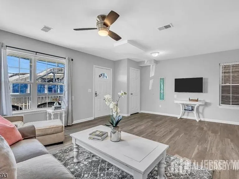 28 Bay Ave — Photo 11