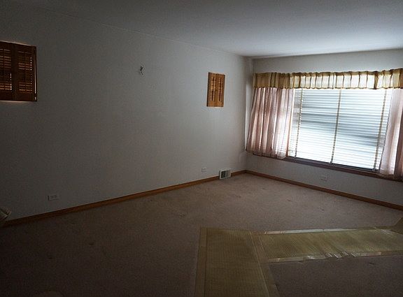 2nd image of 5725 W Montrose Ave