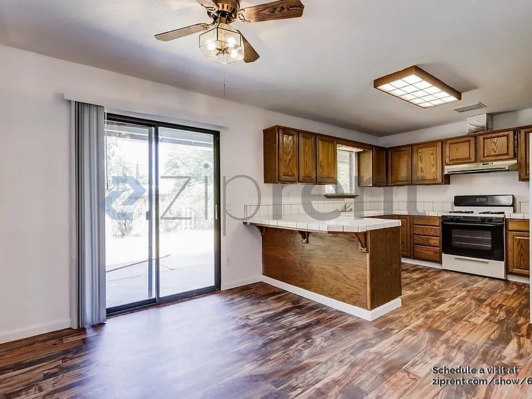 168 W Adams St — Photo 1