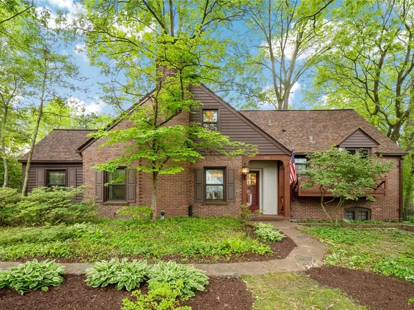 1368 Green Tree Ln, Saint Louis, MO 63122