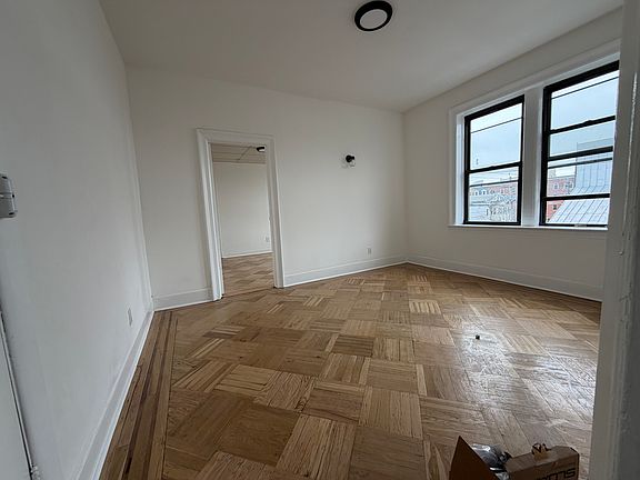 4th image of 995 Summit Ave #304