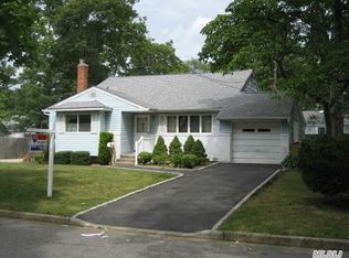 121 W 17th St, Deer Park, NY 11729